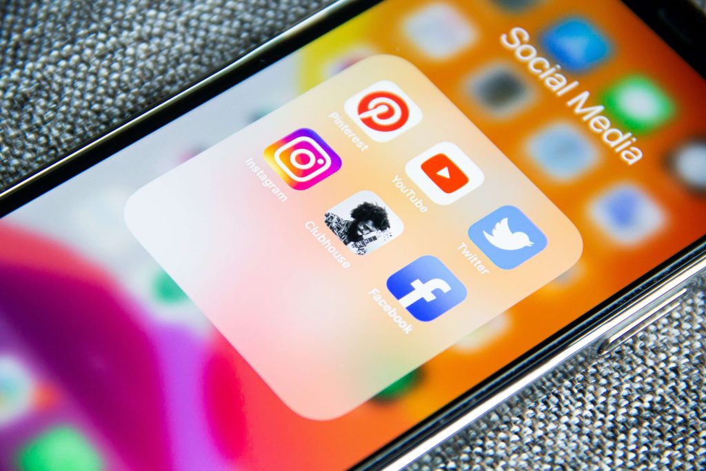 Pantalla de un celular mostrando los íconos de aplicaciones como TikTok, Instagram y YouTube, resaltando la estrategia digital