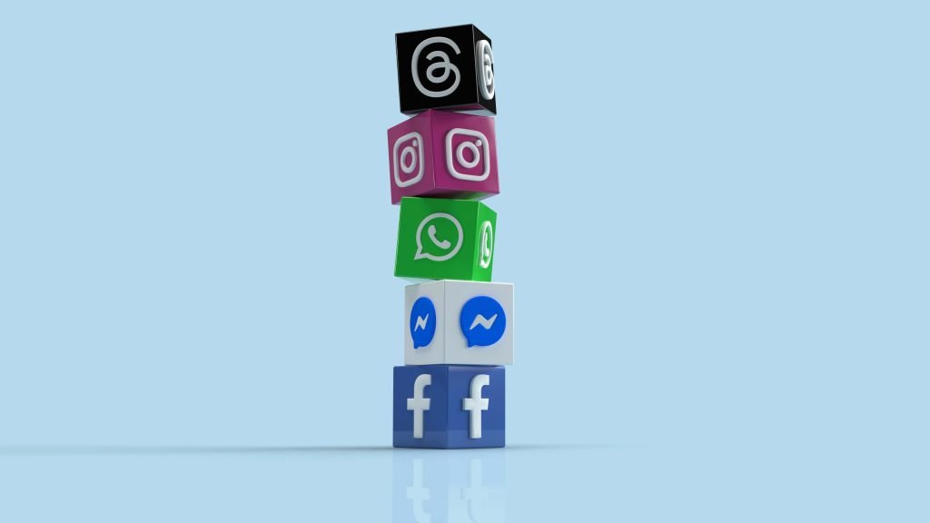 Logos de Instagram, TikTok, Facebook, YouTube y otras redes sociales representando la diversificación digital.