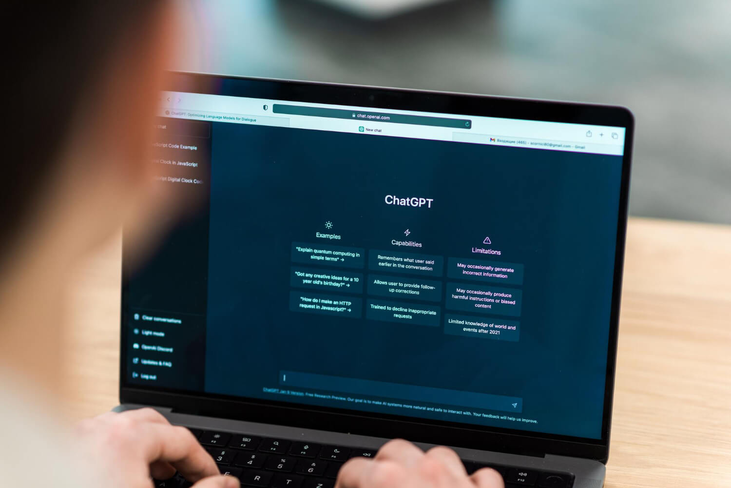 Persona utilizando ChatGPT en laptop para analizar reputación digital de su empresa