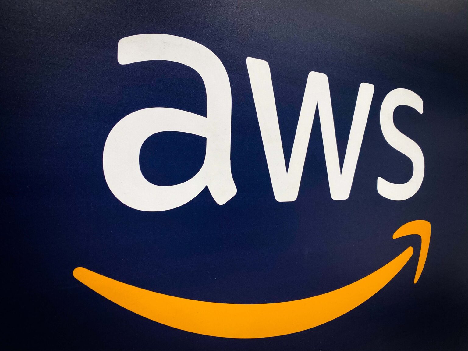 Comunicación en crisis: logo de Amazon Web Services durante una falla técnica