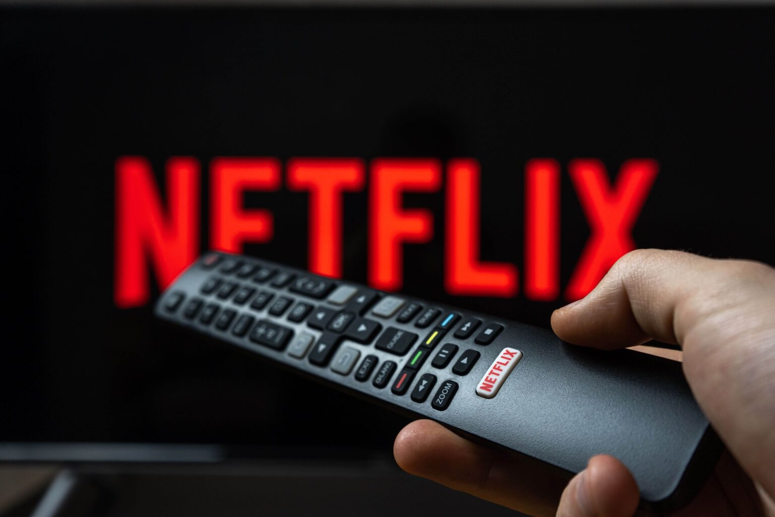 Control remoto frente a una pantalla con el logo de Netflix, ilustrando el caso de Elon Musk y la crisis de comunicación analizada por Agencia Tres Puntos
