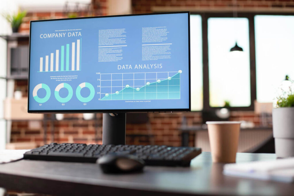 Monitor con gráficos y análisis de datos utilizado para ilustrar la importancia de medir la reputación digital en tiempo real.