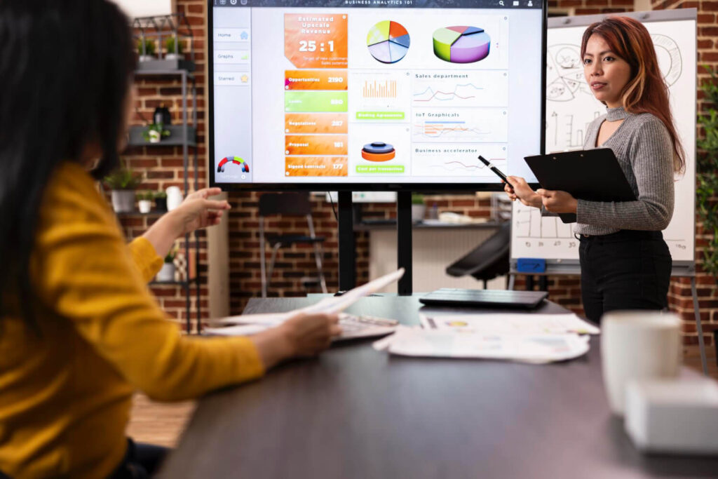 Personas analizando dashboards y gráficos durante una presentación enfocada en inteligencia de datos para comunicación estratégica.