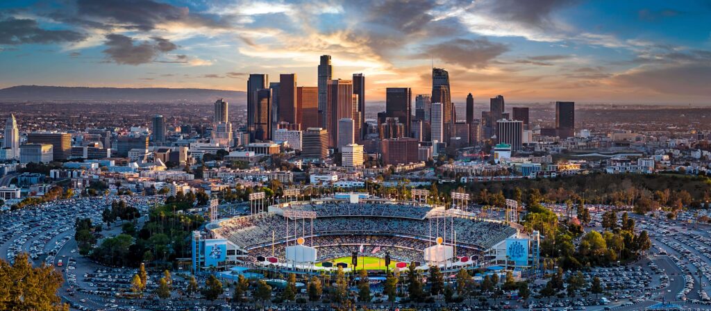 Vista panorámica del Dodger Stadium y el skyline de Los Ángeles durante la Serie Mundial 2025.