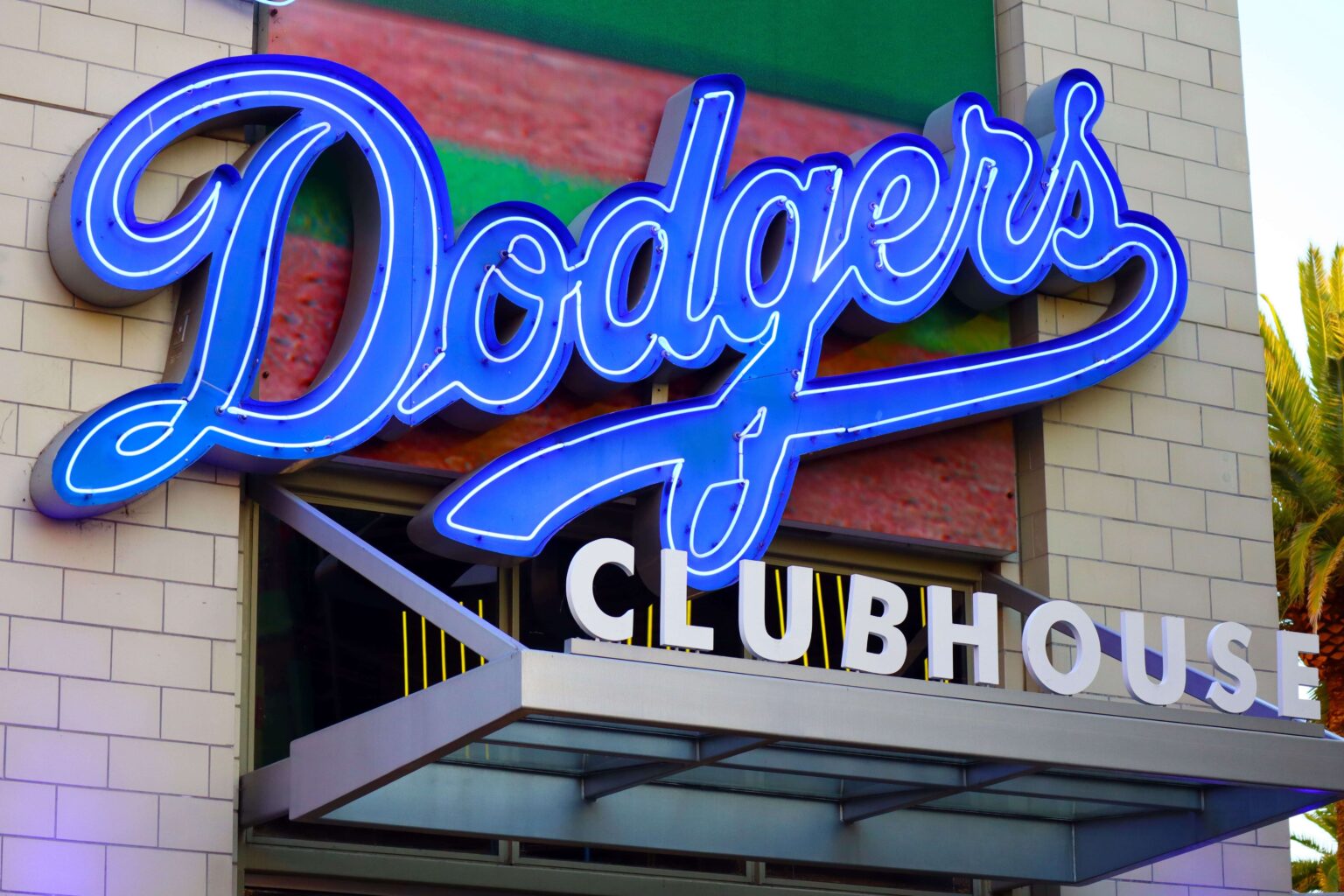Letrero luminoso del Dodgers Clubhouse en Los Ángeles, símbolo de la identidad y liderazgo del equipo bicampeón.