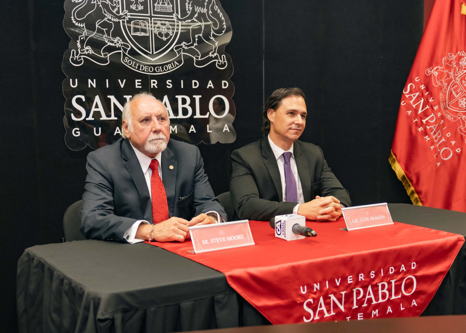 teve Moore y Luis Aragón atienden a medios de comunicación durante la graduación de la promoción 2026 de la Universidad San Pablo Guatemala.