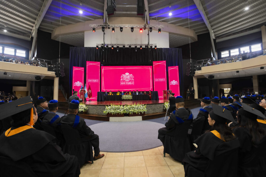 Vista general de la ceremonia de graduación de la promoción 2026 de la Universidad San Pablo Guatemala, donde 302 profesionales celebran la culminación de sus estudios junto a autoridades académicas.