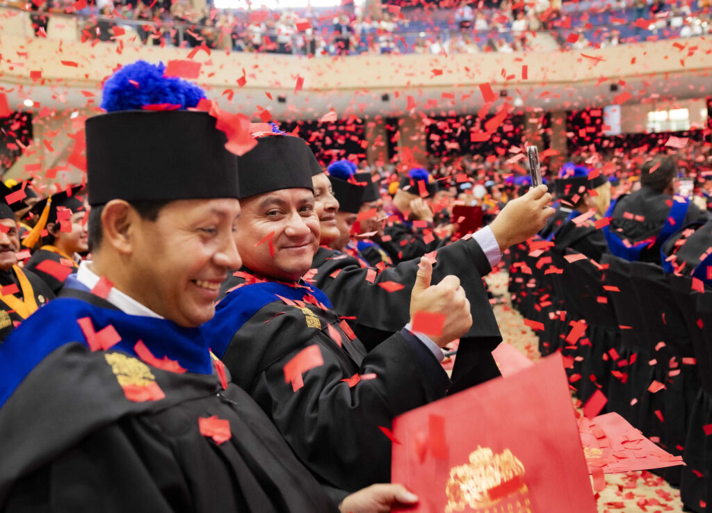 Graduados de la Universidad San Pablo de Guatemala celebran con confeti rojo tras culminar la promoción 2026"