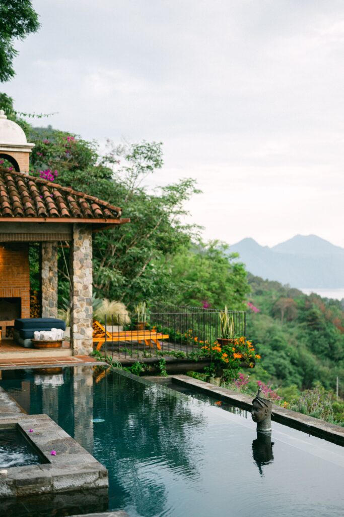 Piscina infinita de Casa Palopó con vista al Lago de Atitlán y los volcanes, hotel guatemalteco distinguido por la Guía Michelin