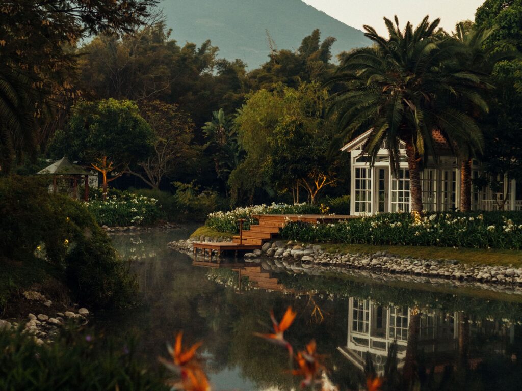 Casa del Alma, pabellón de Villa Bokéh, rodeado del jardín emblemático con lago y palmeras, hotel guatemalteco distinguido por la Guía Michelin