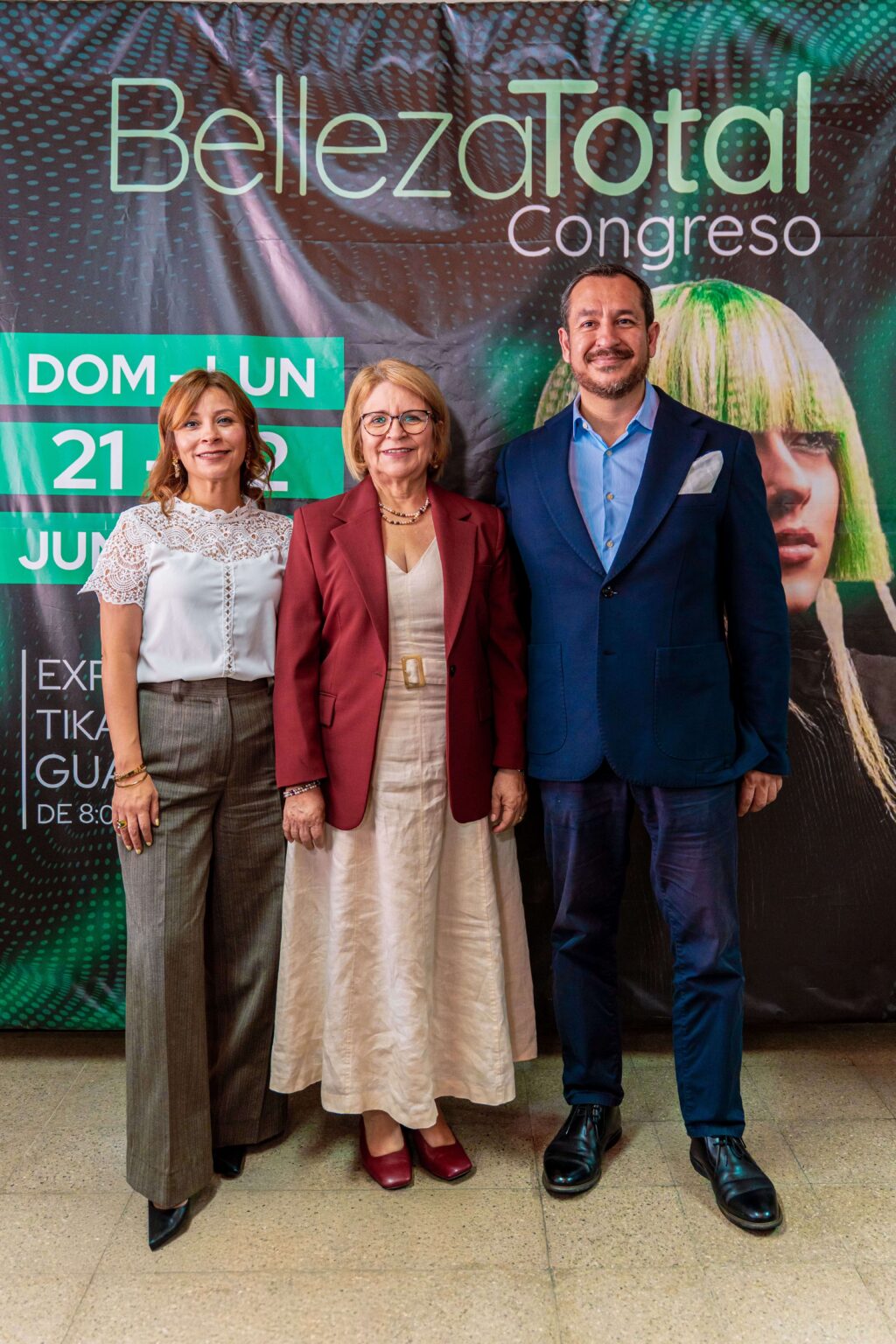 Carmen María Solares, Carmen Reyes y Rolando Solares presentan la 23.ª edición del Congreso Belleza Total en Guatemala