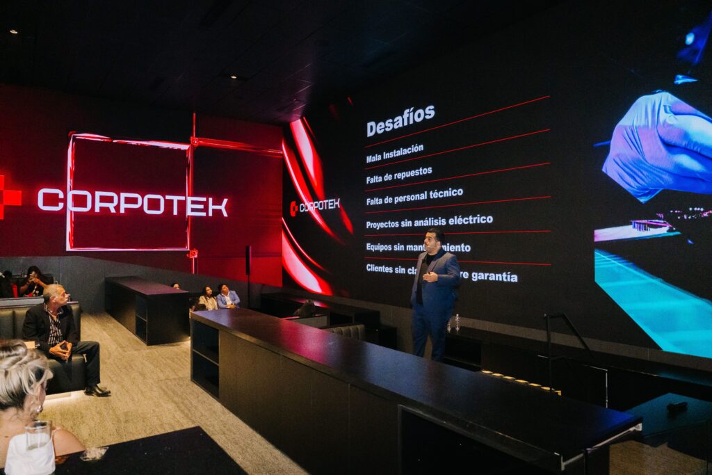 Ponente de Corpotek presenta los desafíos del sector LED en pantalla gigante durante experiencia inmersiva del I LED Summit