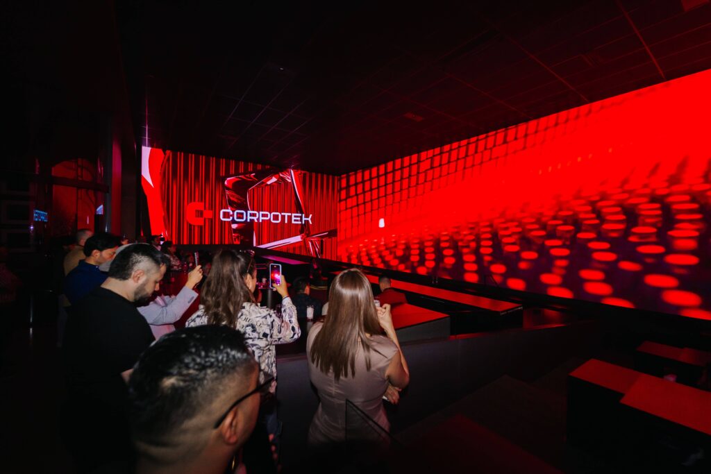 Vista inmersiva de la pantalla LED más grande de Centroamérica instalada por Corpotek, con asistentes al LED Summit en primer plano