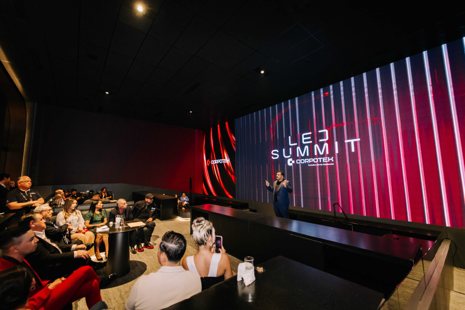 Ponente presenta en pantalla LED gigante durante el I LED Summit Corpotek ante empresarios y líderes de la industria en Guatemala