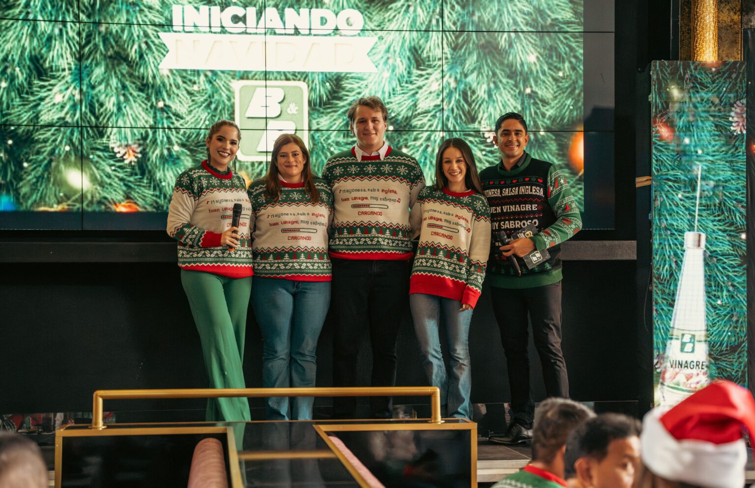 Equipo de la familia B&B celebra los 60 años del jingle navideño con suéteres temáticos en evento 'Iniciando Navidad