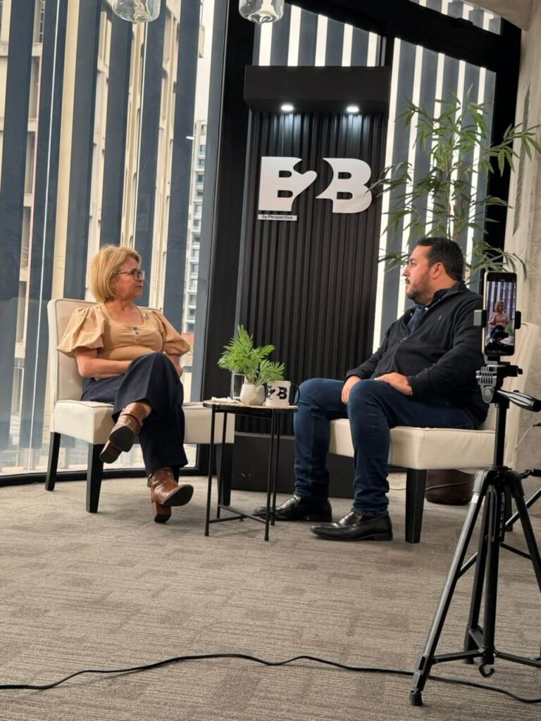 Alt: Carmen Reyes conversa en el set de B2B by Perspectiva sobre el Congreso Belleza Total