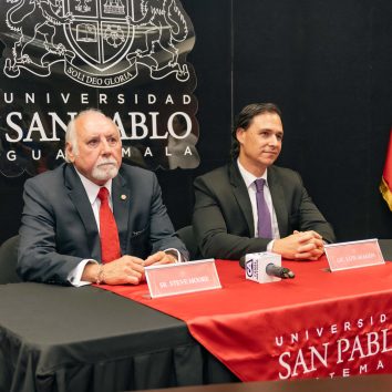 teve Moore y Luis Aragón atienden a medios de comunicación durante la graduación de la promoción 2026 de la Universidad San Pablo Guatemala.