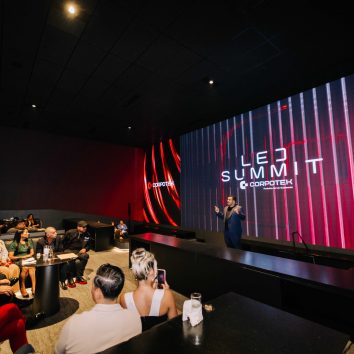 Ponente presenta en pantalla LED gigante durante el I LED Summit Corpotek ante empresarios y líderes de la industria en Guatemala