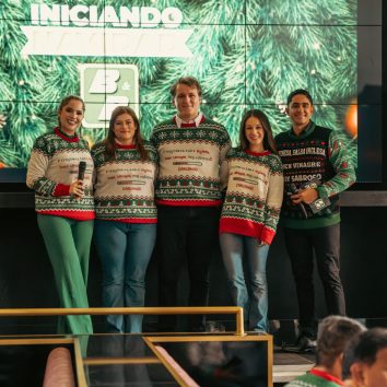 Equipo de la familia B&B celebra los 60 años del jingle navideño con suéteres temáticos en evento 'Iniciando Navidad