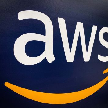 Comunicación en crisis: logo de Amazon Web Services durante una falla técnica