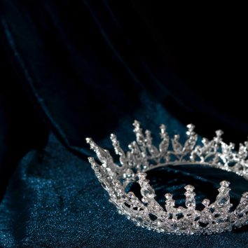 Corona plateada sobre fondo oscuro que representa el caso Miss Universo 2025 y su impacto en la reputación de marcas globales.
