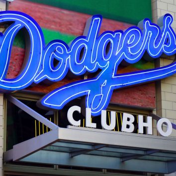 Letrero luminoso del Dodgers Clubhouse en Los Ángeles, símbolo de la identidad y liderazgo del equipo bicampeón.