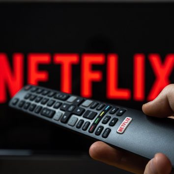 Control remoto frente a una pantalla con el logo de Netflix, ilustrando el caso de Elon Musk y la crisis de comunicación analizada por Agencia Tres Puntos