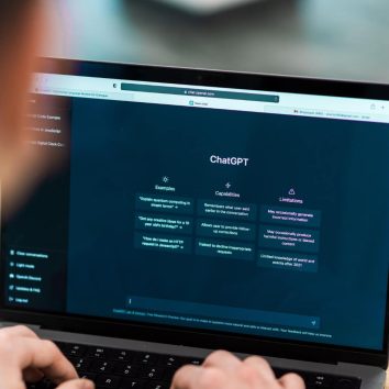 Persona utilizando ChatGPT en laptop para analizar reputación digital de su empresa